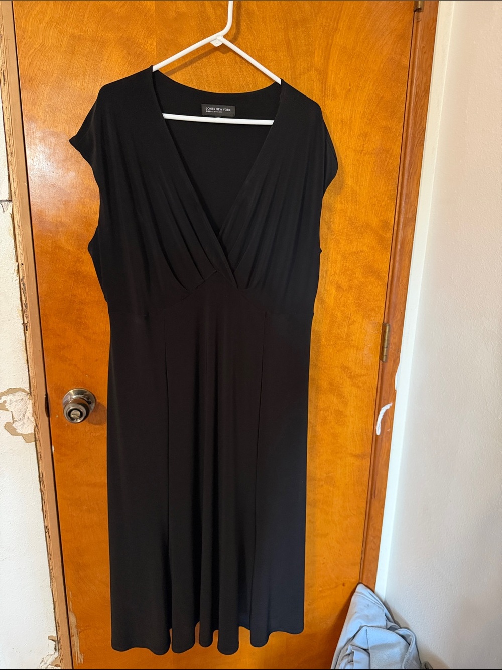 Jones New York Black V-Neck Empire Maxi Dress